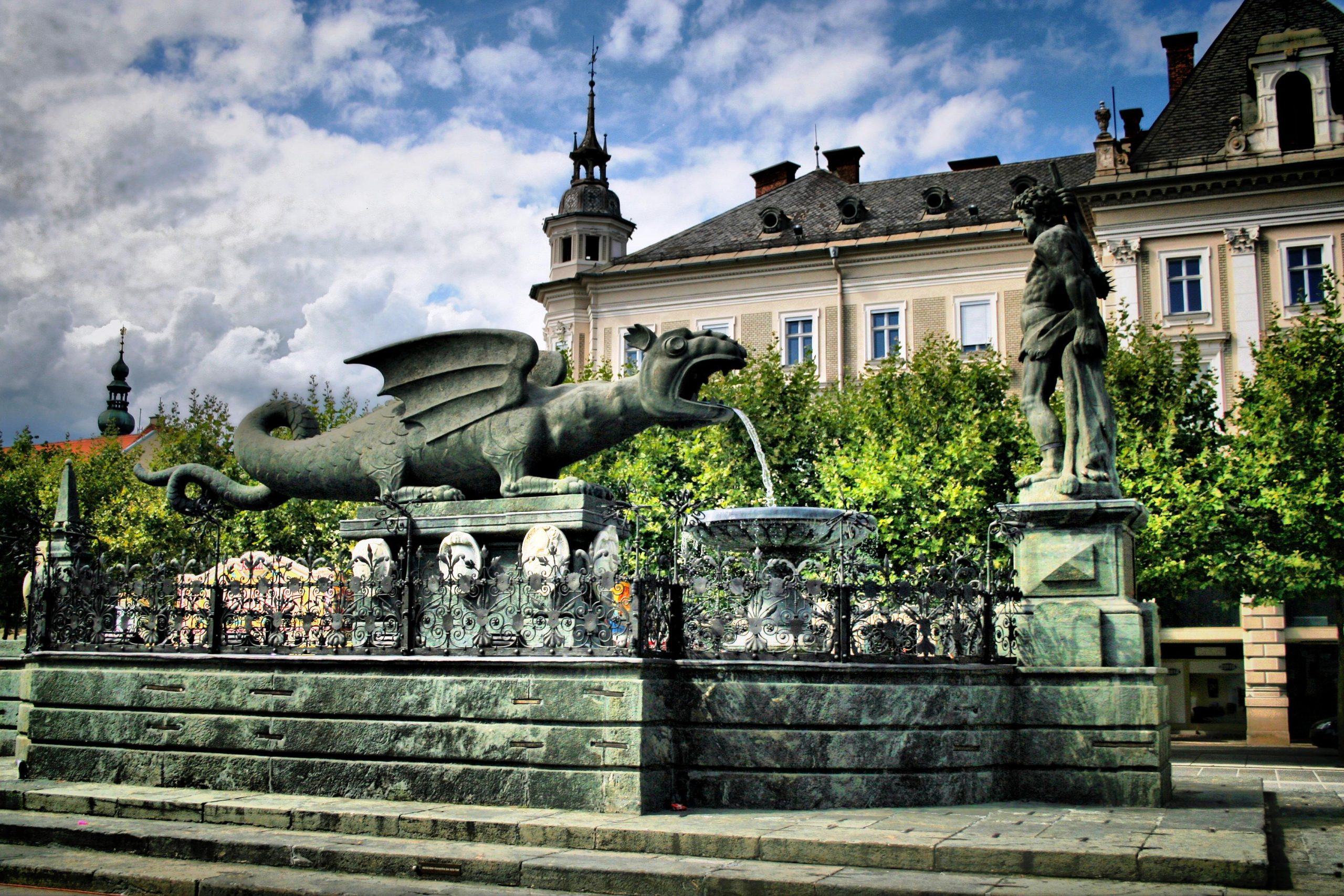 Klagenfurt_-_Lindwurmbrunnen_2(c)Von Greymouser - Wikimedia Commons, CC BY-SA 3.0 at